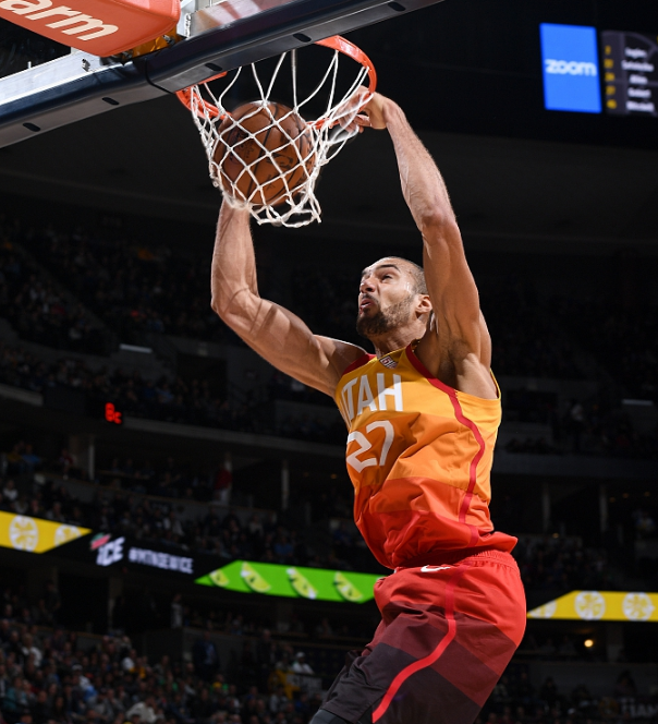 勇士逆转广东队，米切尔刷新纪录